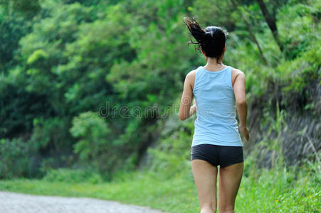 亚洲女跑步者户外跑步