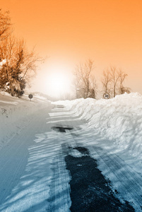 下午下雪的乡村公路