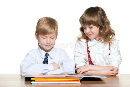 孩子们在书桌旁看书