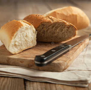 全麦面包和白面包放在木制砧板上。