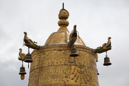 寺庙顶部的宗教黄金符号
