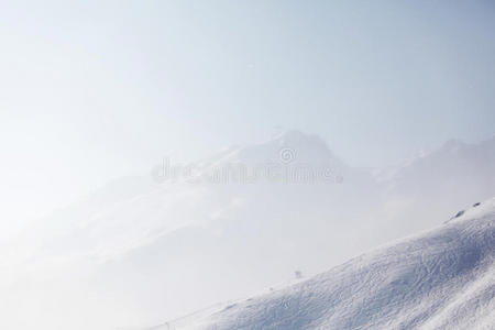 雪上的滑雪痕迹