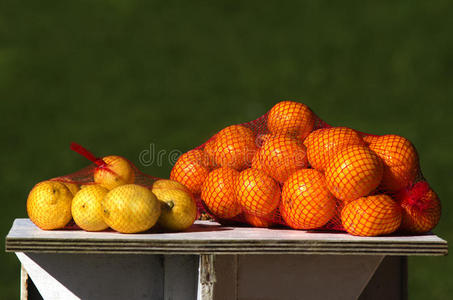新鲜柠檬和橘子