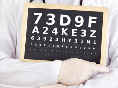 眼科医生拿着黑板做视力检查图片