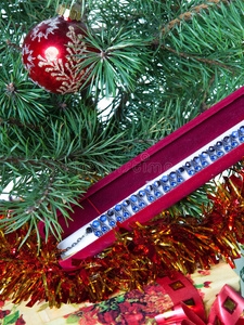 圣诞树树枝上的新年球和一条项链礼物生活