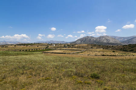 希腊景观，有草地山和蓝天