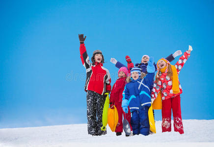 在雪天，一群孩子们手都不放