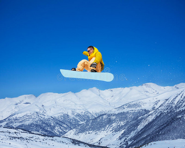 空气中凉爽的滑雪板