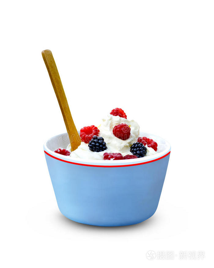 带冰淇淋和浆果的碗