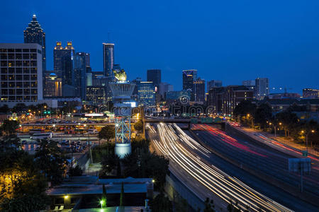 亚特兰大市中心暮色天际线照片