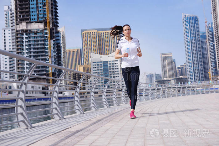 早上慢跑的女人