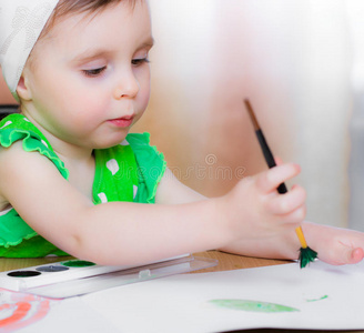 小女孩画画。