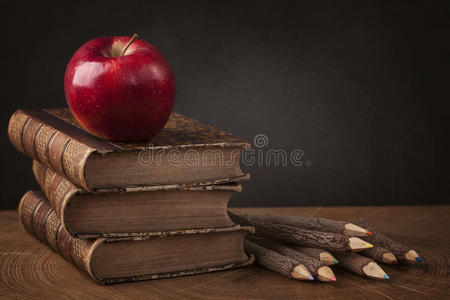 一摞书和红苹果