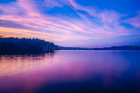 湖边蓝色的日落