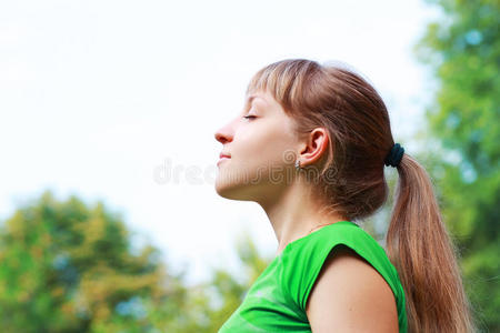 呼吸新鲜空气的女人照片