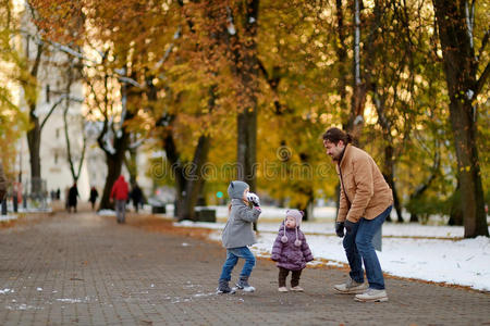 父亲和两个孩子在冬日玩得很开心