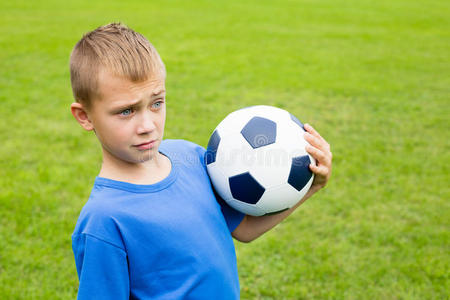 用足球给男孩惊喜。