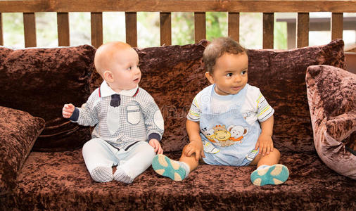 黑人和白人的孩子图片