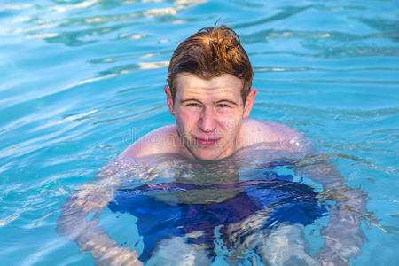 男孩喜欢在游泳池里游泳