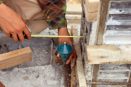 用铅锤检查的劳工照片