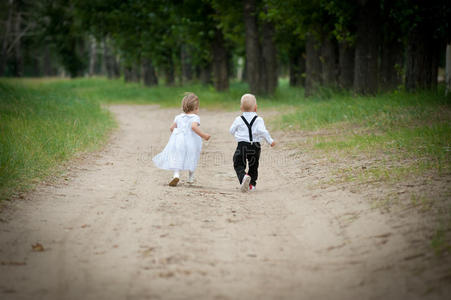 奔跑的婴儿图片