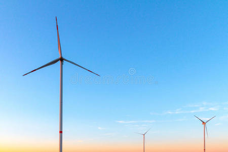 夕阳下的风力发电机