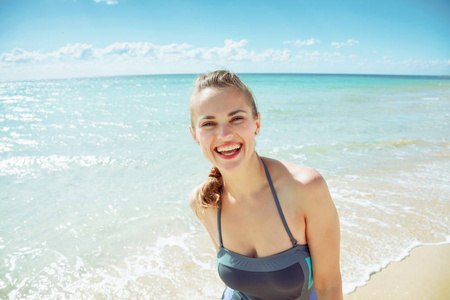 海滨泳装中的快乐现代女性肖像