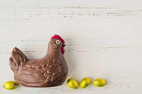 与巧克力的鸡肉和鸡蛋复活节组成