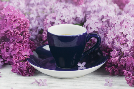 杯黑咖啡，淡紫色的花和甜柔和法国 macar
