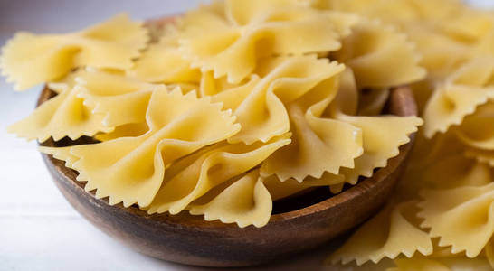 木质背景干 farfalle 膏