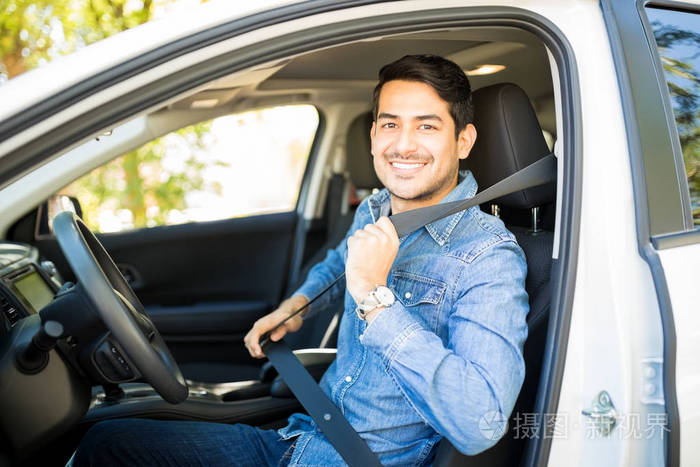 的英俊年轻男子肖像和安全带安全照片-正版商用图片0qmjij-摄图新视界