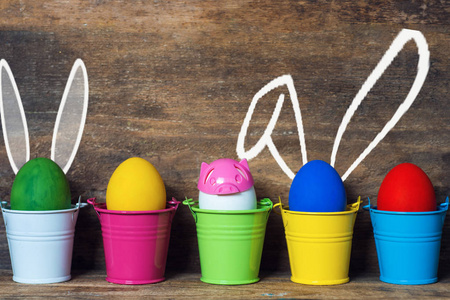 复活节彩蛋与兔子耳朵彩色桶，选择性聚焦图像卡复活节快乐