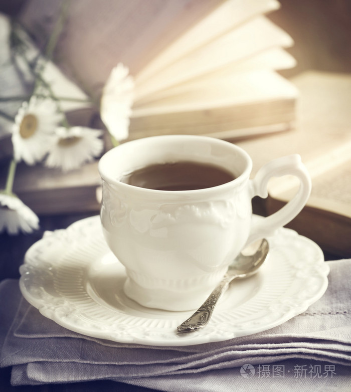 杯茶,一本书籍和 chamomiles