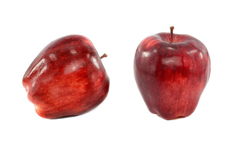 在白色背景上熟透的红苹果