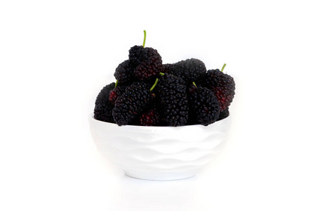 桑树在白色背景黑莓上分离的一道菜