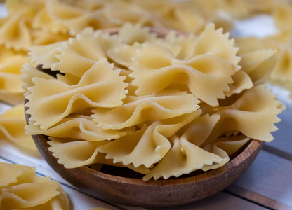 木质背景干 farfalle 膏