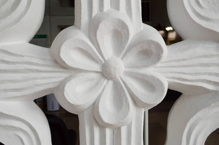 一个白色的花朵的纹理与浮雕的花瓣散装从一块石头装饰石膏的图案。的背景