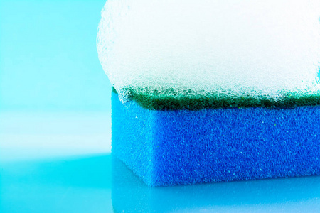 海绵与泡沫和气泡, 特写, 纹理, 浅蓝色背景.明亮的风景照片照片