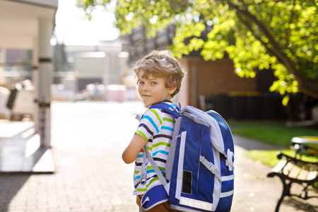 第一天上学的书包的小小孩男孩