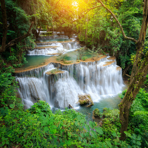 景观照片，清迈湄卡闵瀑布，美丽的瀑布，在森林的深处，泰国北碧府