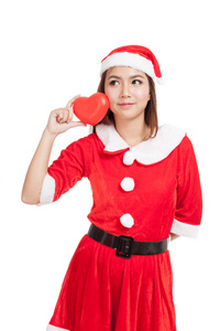 亚洲圣诞女孩与圣诞老人衣服用红色的心
