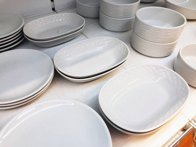 厨房用具, 收集白色瓷碟, 碗和盘子准备服务冷热食品