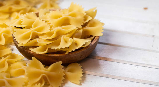 木质背景干 farfalle 膏