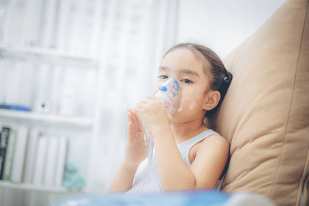 孩子输液可爱的亚洲儿童病人吸入支气管扩张剂软气流吸入器吸氧治疗