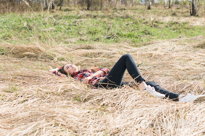 在衬衫躺在稻草上的女孩