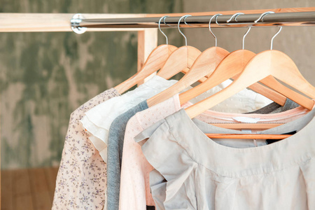 衣服挂在衣架上照片