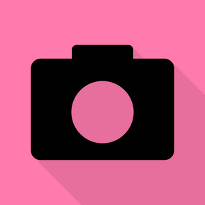 数码相机的标志。与平面样式阴影路径在粉红色的背景上的黑色图标