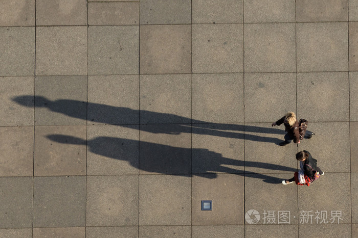 两个以上的人从长长的影子