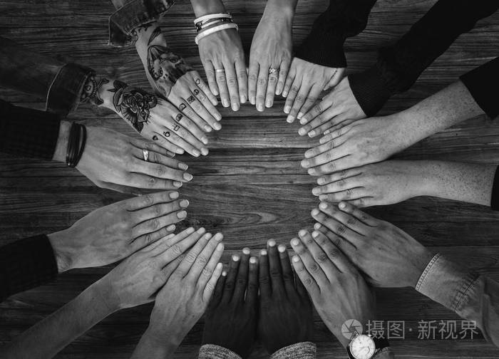 多样性的人双手一起