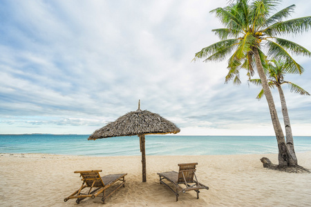 两个沙滩椅 伞 椰子棕榈